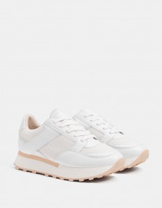 Białe buty sportowe z łączonych materiałów na platformie - Bershka 