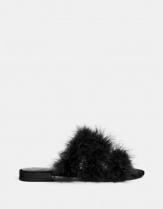 Czarne sandały z paskami z piórkami - Bershka /Vogue Poland marzec 2018