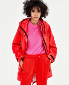 Czerwona lakierowana kurtka przeciwdeszczowa - Zara /Vogue Poland marzec 2018
