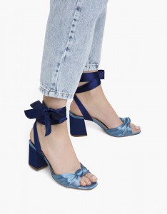 niebieskie satynowe sandały z łaczonych materiałów - stradivarius